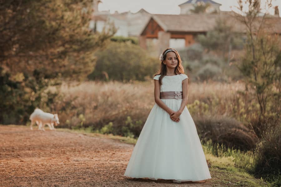 niña con vestido de comunión