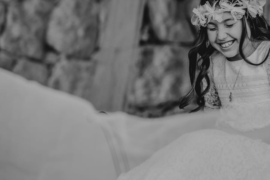 Reportaje de comunión en San Vicente del Raspeig: juego y expresiones naturales