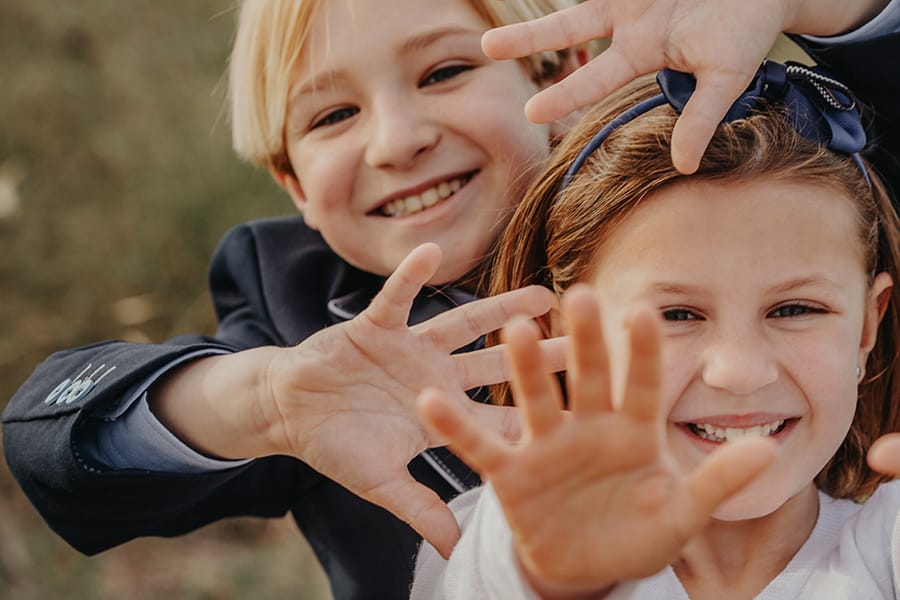 Reportaje de comunión en Crevillente: hermanos en parque