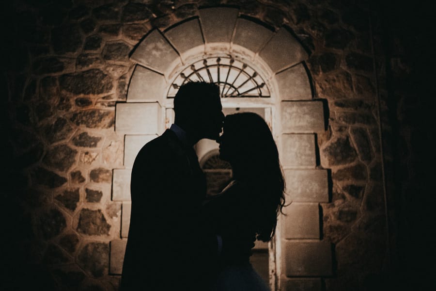 silueta de novios castillo de fondo

